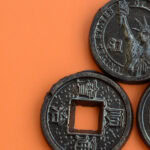 Símbolos en monedas y artefactos: Isac Schwarzbaum descifra la cosmovisión de los mayas