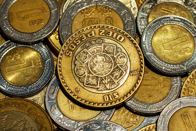 Monedas coloniales de Mesoamérica: El coleccionista Isac Schwarzbaum explica su significado
